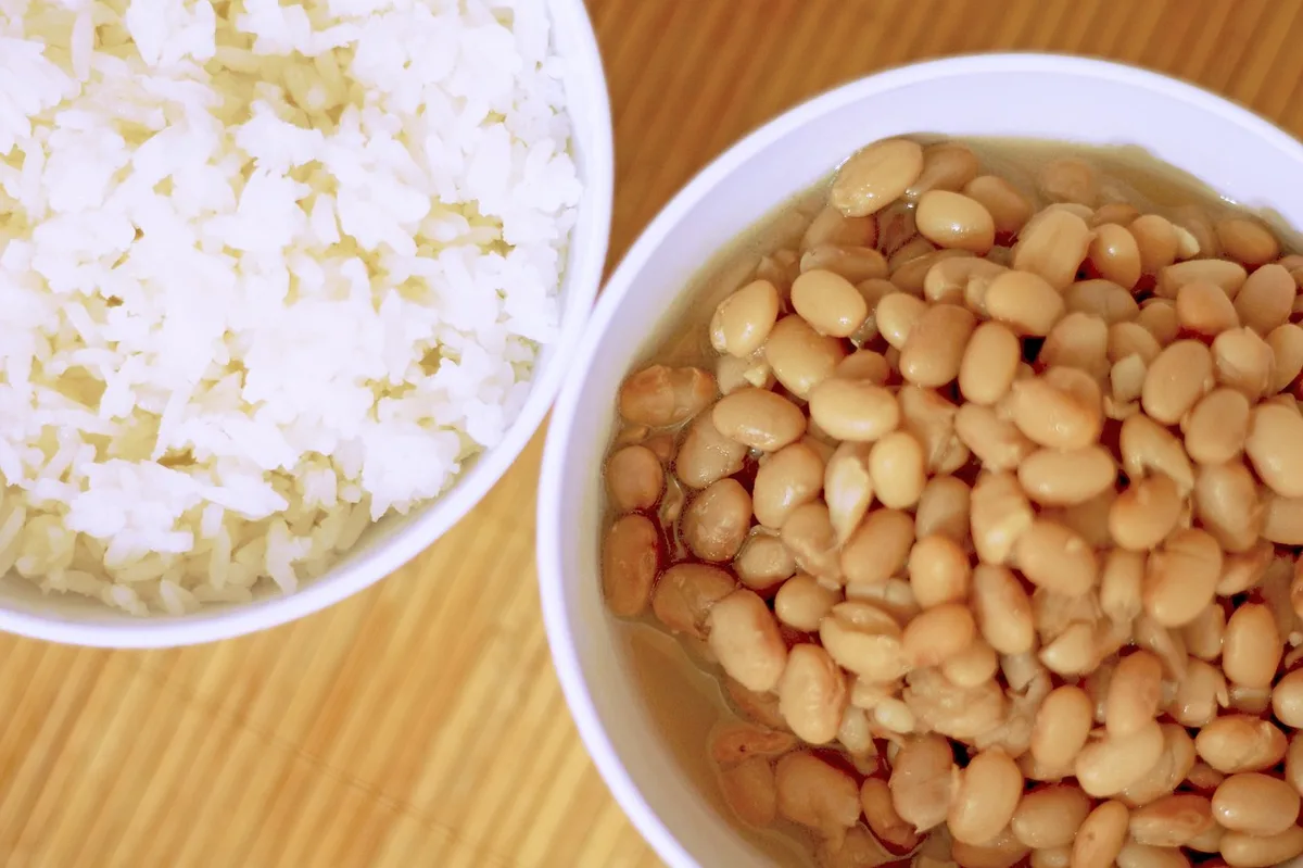 Tigela com arroz e legumes pronta para uma refeição caseira.