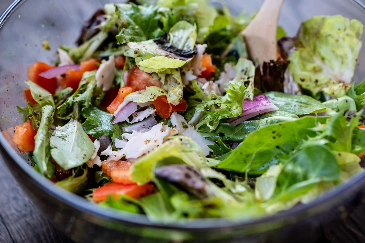 Legumes frescos e variados sobre a mesa, prontos para preparar saladas