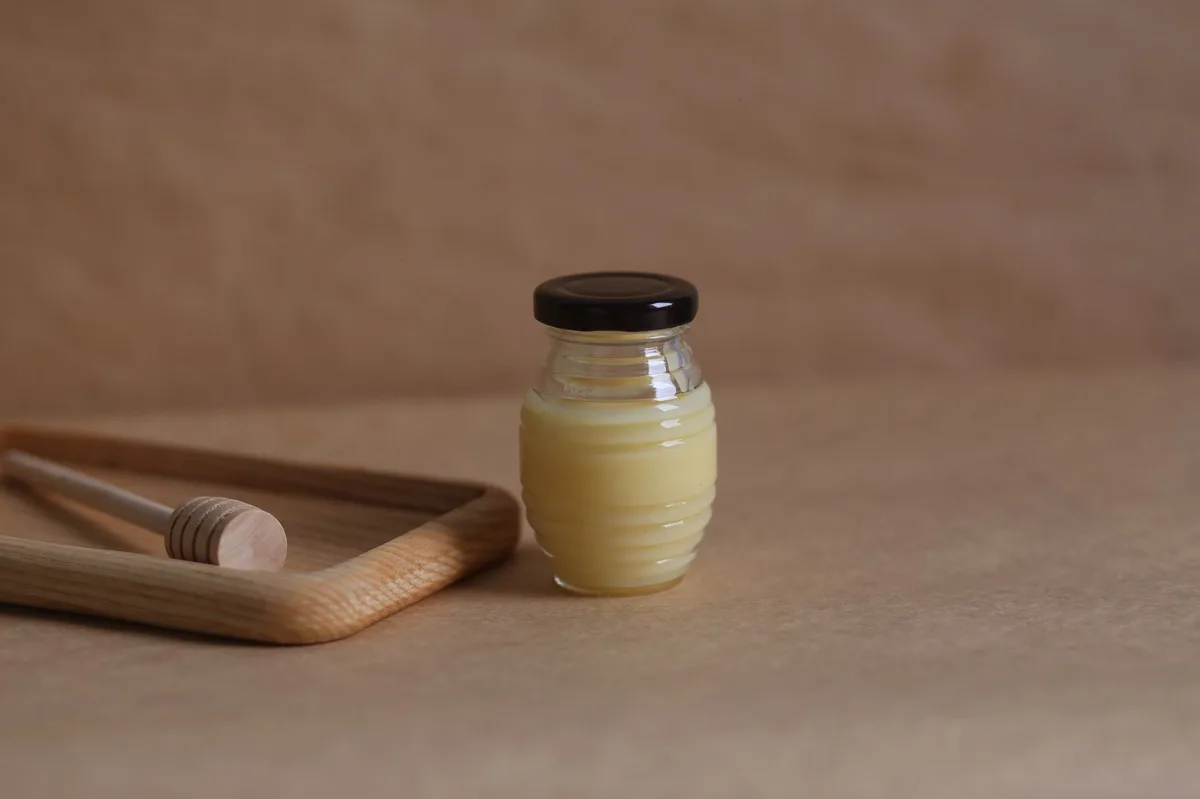 Creme branco e doce em tigela, representando substituto caseiro de leite condensado