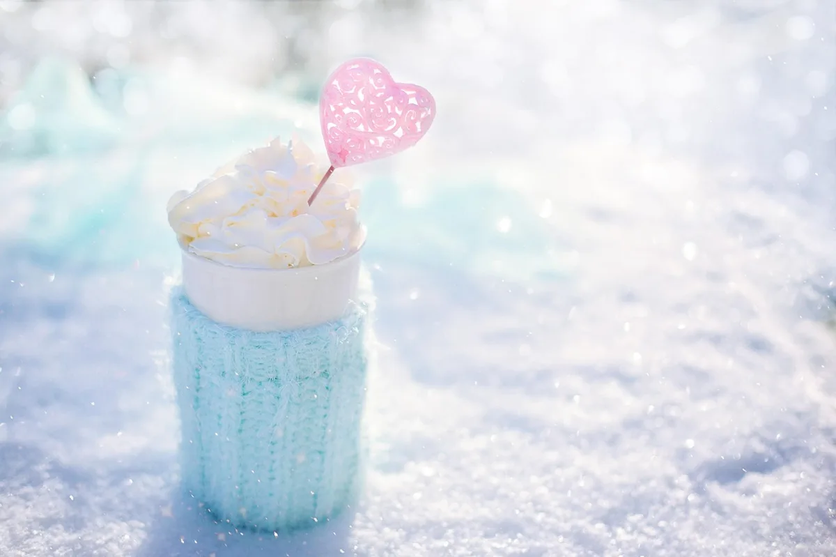 Colheres com temperos coloridos como canela, cravo e gengibre, ingredientes essenciais para bebidas de inverno
