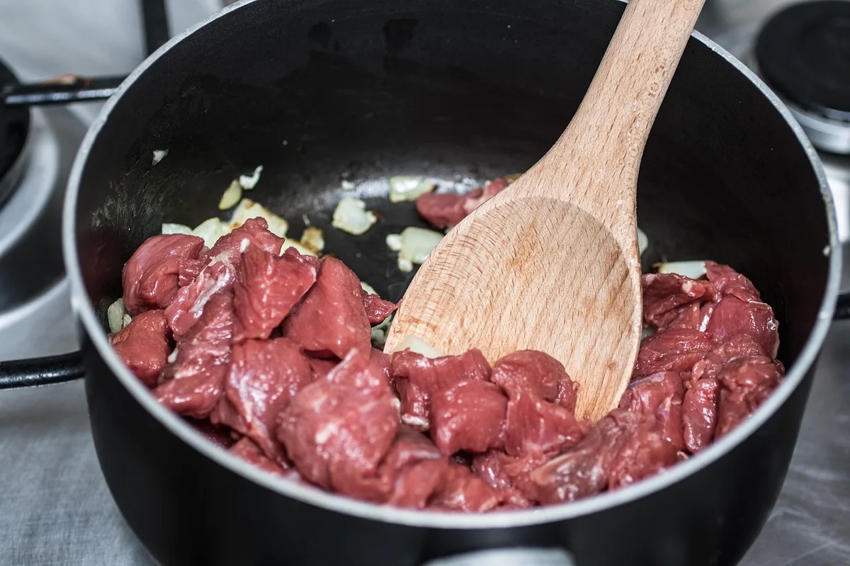 Panela de comida fumegante com ensopado de inverno