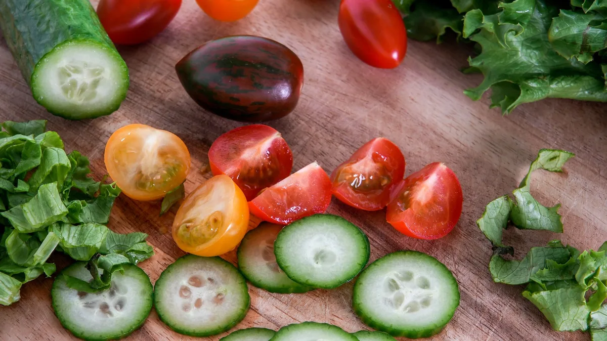 Variedade de legumes frescos coloridos sobre superfície clara