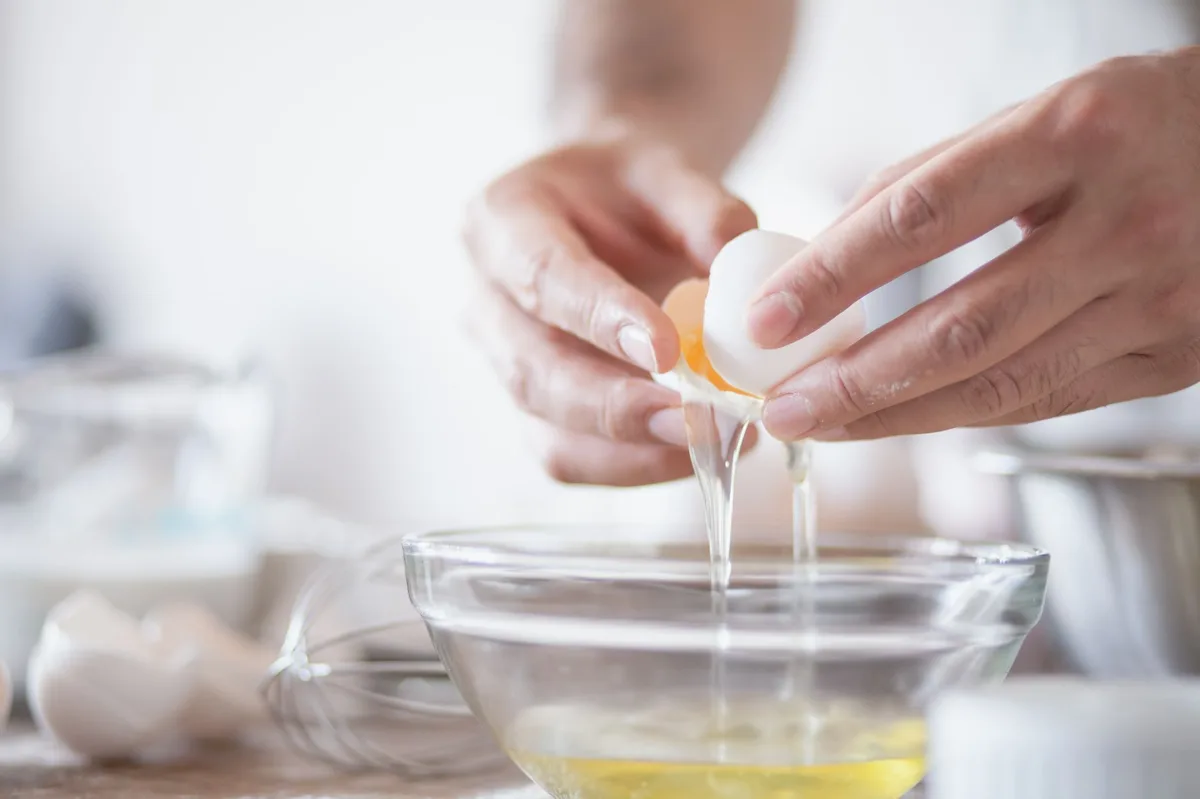 Tigela com ingredientes sendo preparados na cozinha