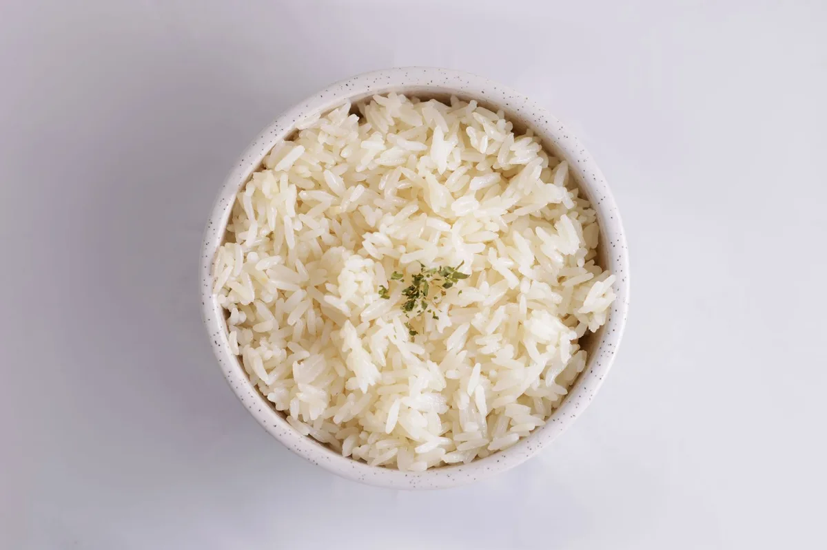 Arroz branco soltinho em frigideira de inox