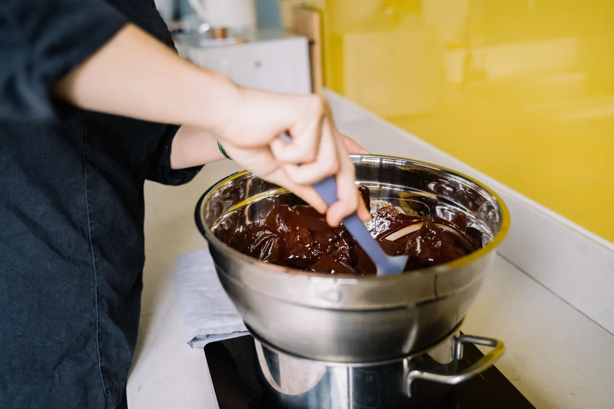 Panela no fogão, representando o preparo de chocolate derretido
