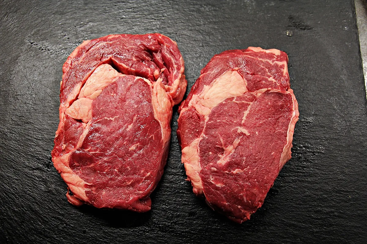 Carne sendo preparada na frigideira, representando o preparo adequado após descongelamento
