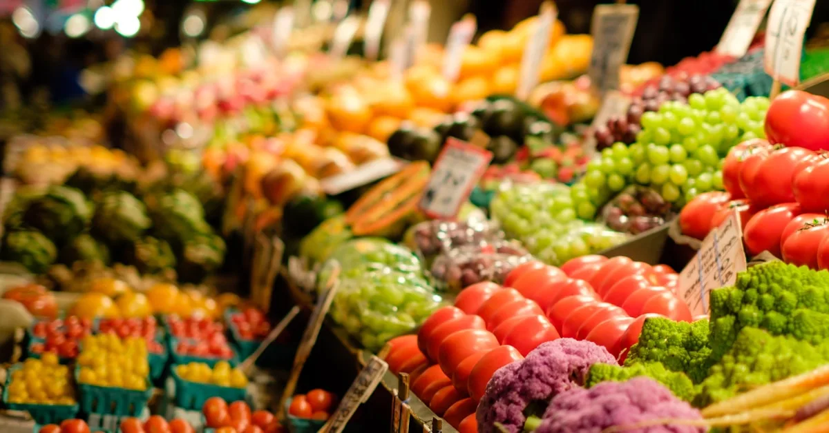 Banca de legumes frescos e coloridos na feira