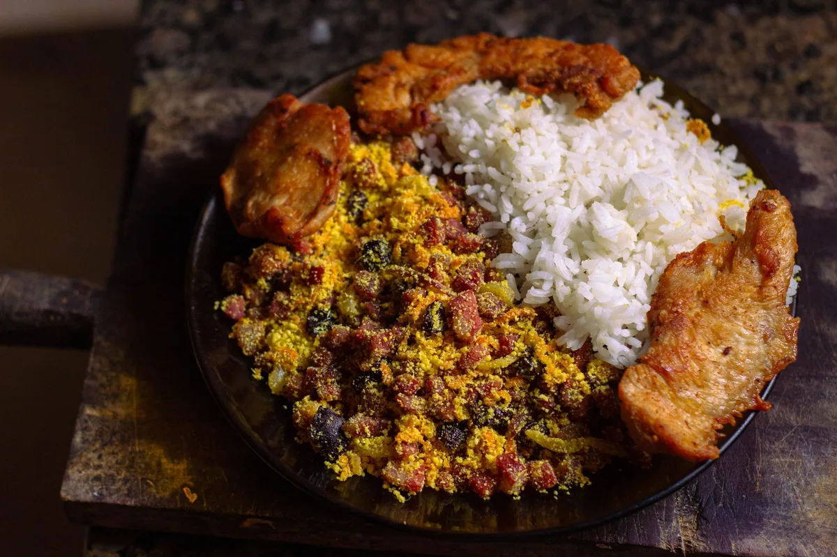Prato de comida brasileira com arroz branco e feijão preto servidos