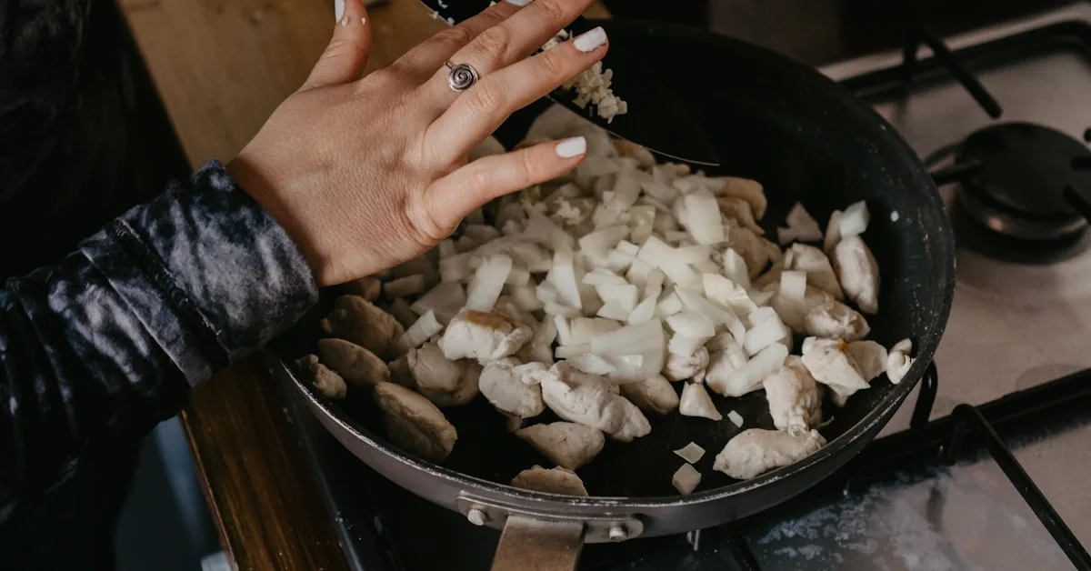 Arroz branco cozido e soltinho dentro de uma panela de metal sobre o fogão