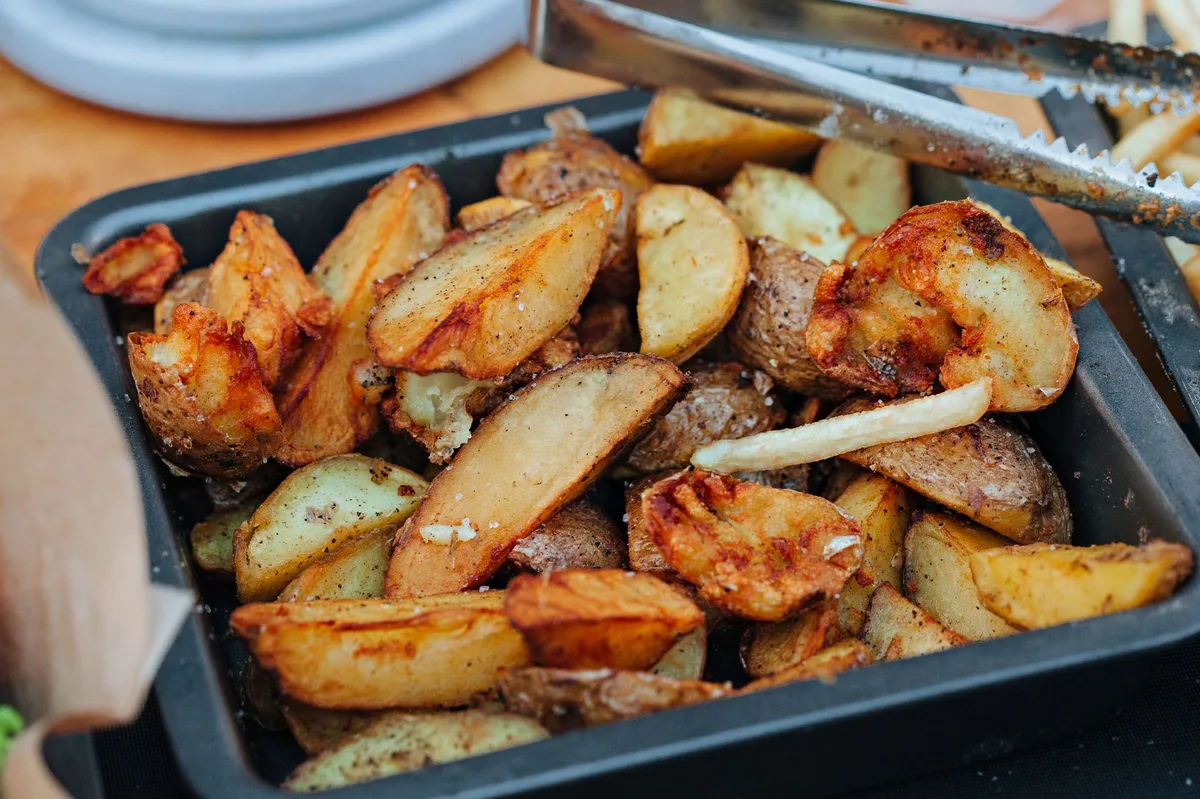 Legumes variados sobre superfície de madeira