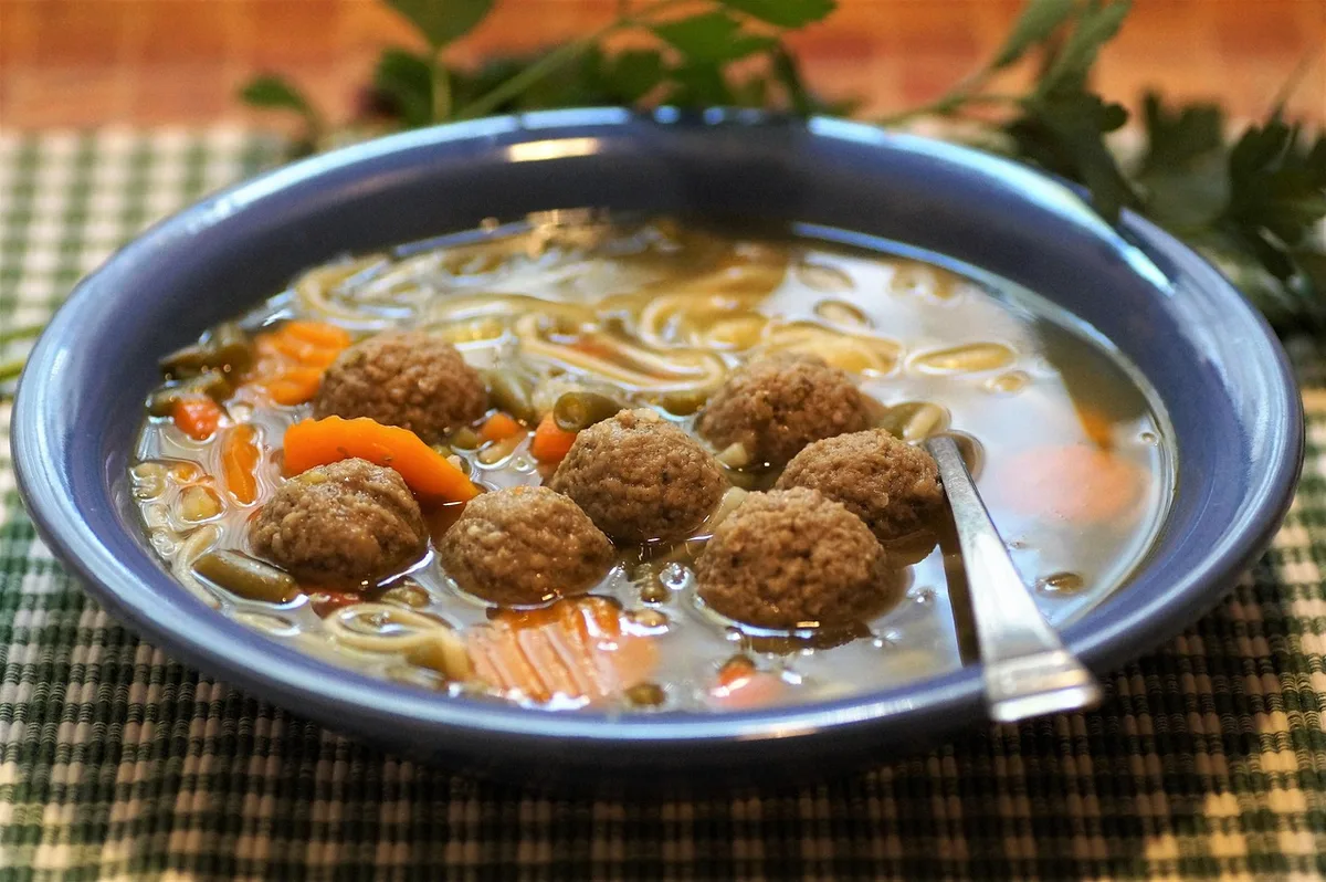 Caldo de legumes fervendo em panela grande no fogão