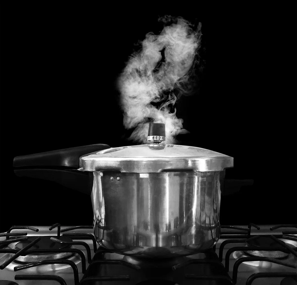 Carne sendo cozida em panela, ficando macia e dourada