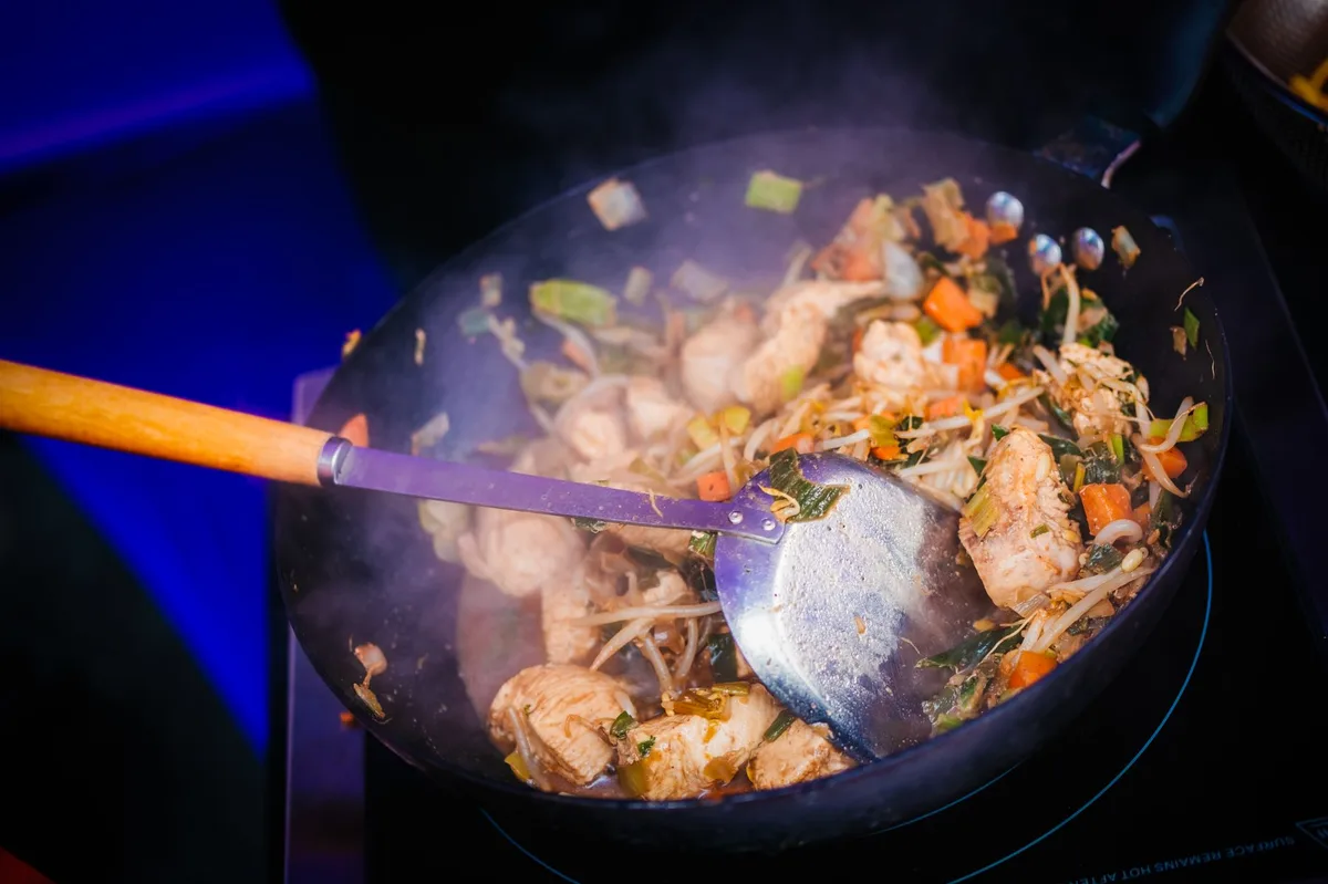 Frigideira com frango e legumes refogados prontos para servir