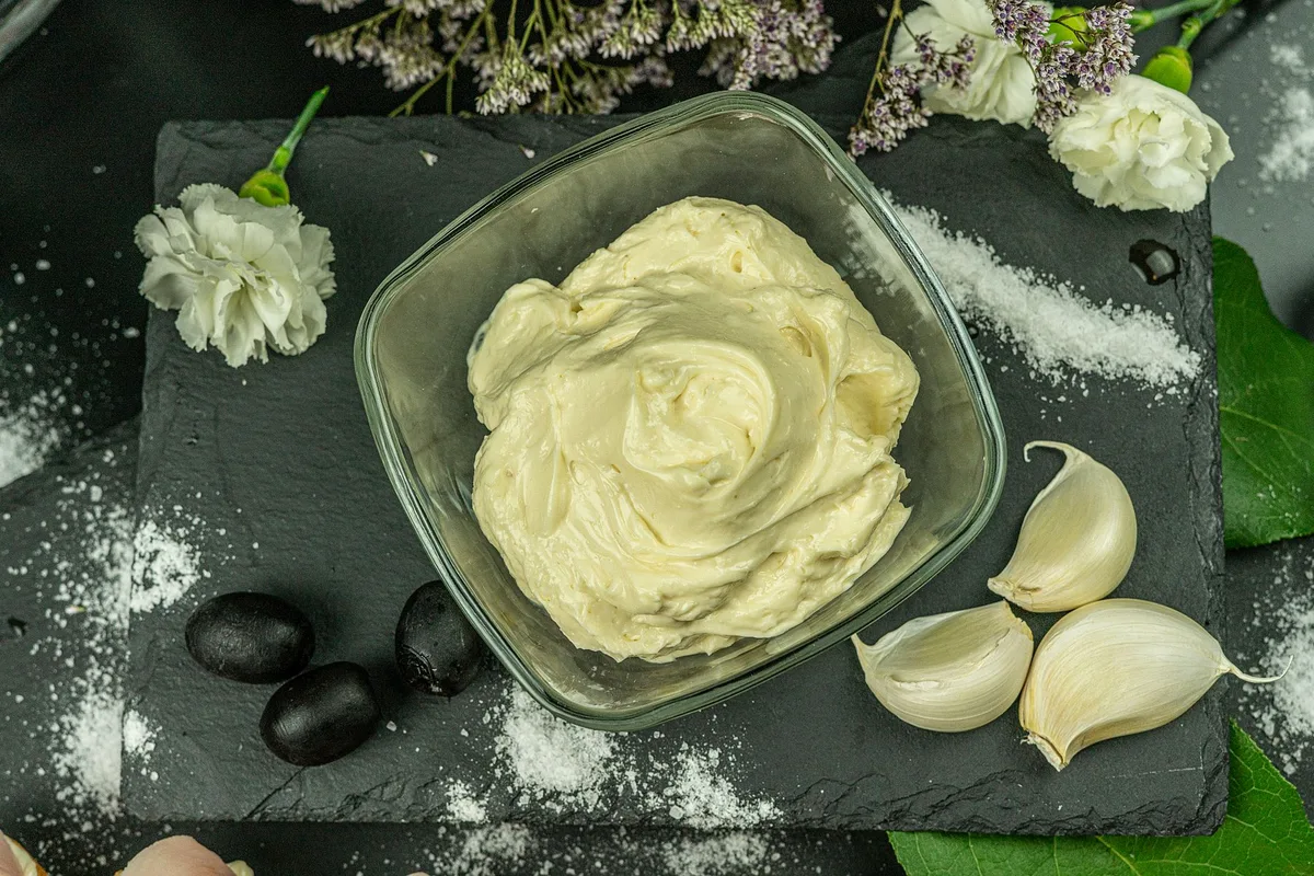 Colheres com temperos e ingredientes variados sobre fundo de madeira
