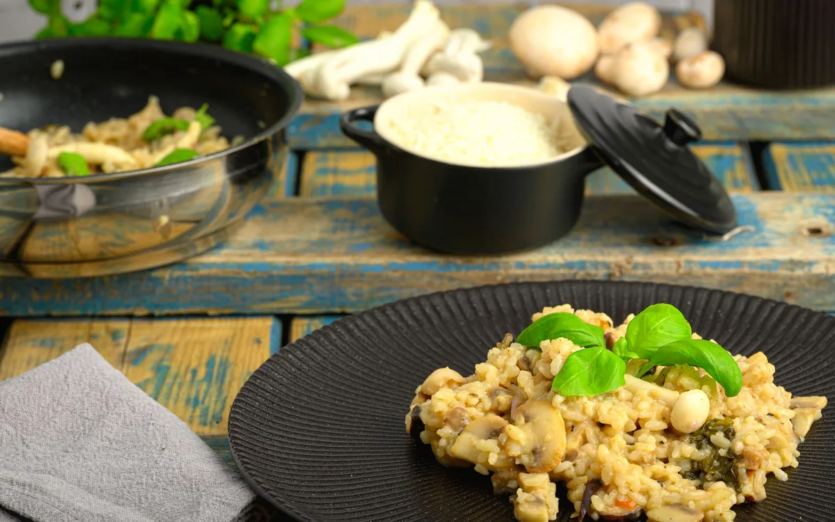Frigideira com arroz cremoso no fogão, mostrando a textura característica do risoto