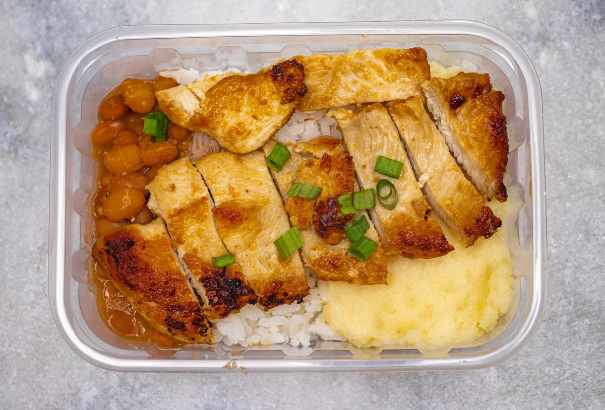 Prato de comida brasileira completo com arroz, feijão e acompanhamentos