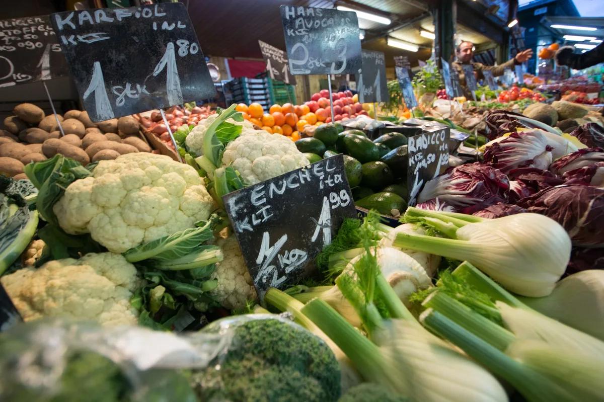 Variedade de legumes frescos dispostos em uma banca de mercado