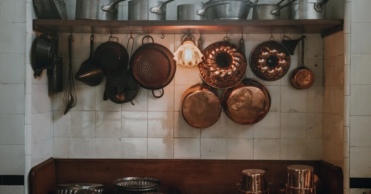 Jogo de panelas de diferentes materiais sobre bancada de cozinha