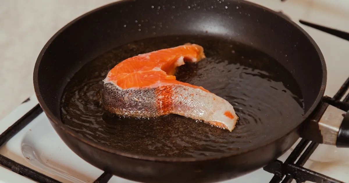 Peixe sendo grelhado em frigideira quente