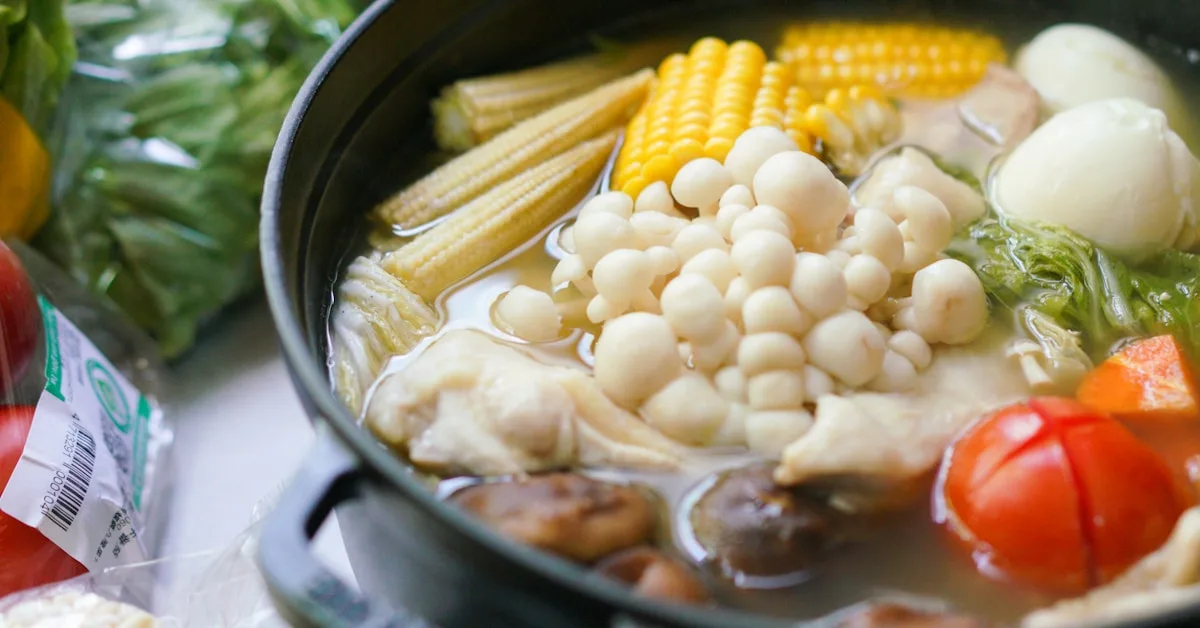 Panela com lasanha dourada recém-saída do forno