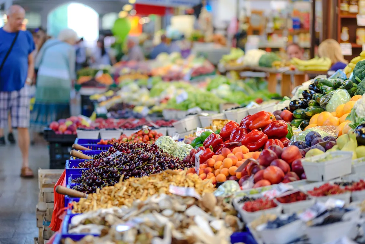 Variedade de frutas e legumes frescos em feira
