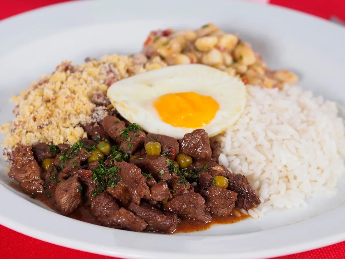 Comida pronta em tigela, pronta para ser organizada em marmita