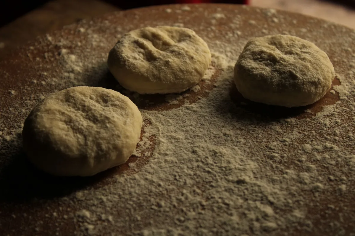 Massa de pizza caseira sobre superfície enfarinhada