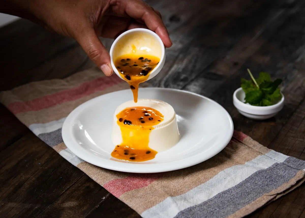 Tigela branca contendo mousse cremoso pronto para servir