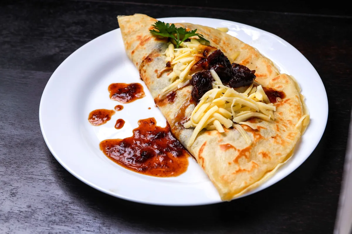 Frigideira com panqueca dourada pronta para servir