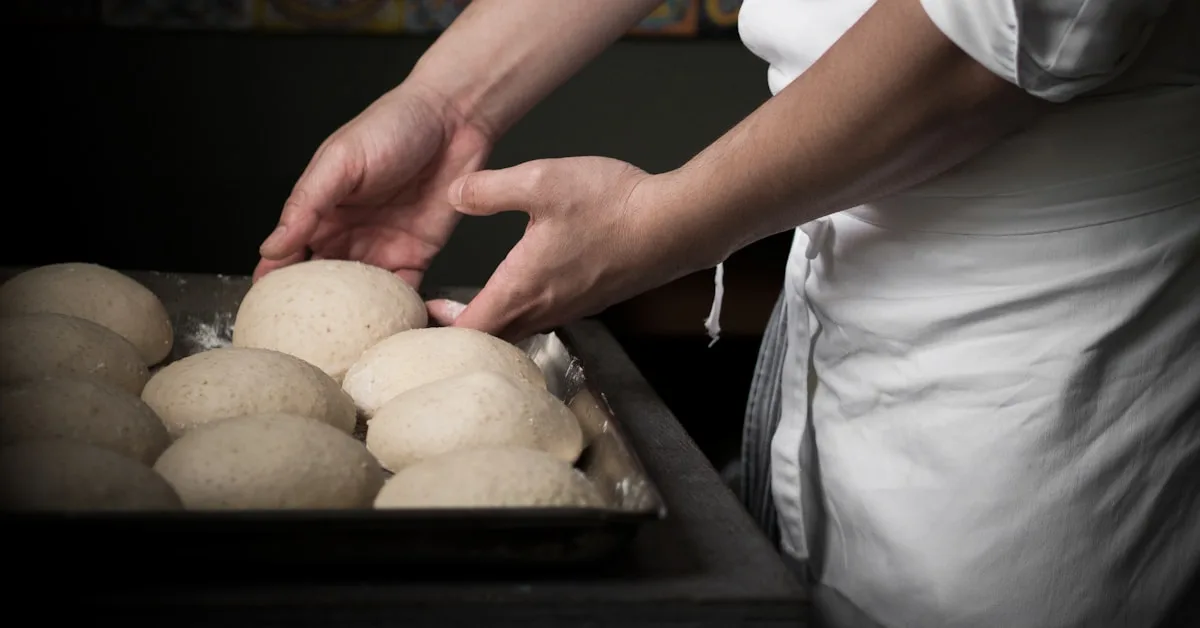 Pães dourados recém-assados segurados na mão