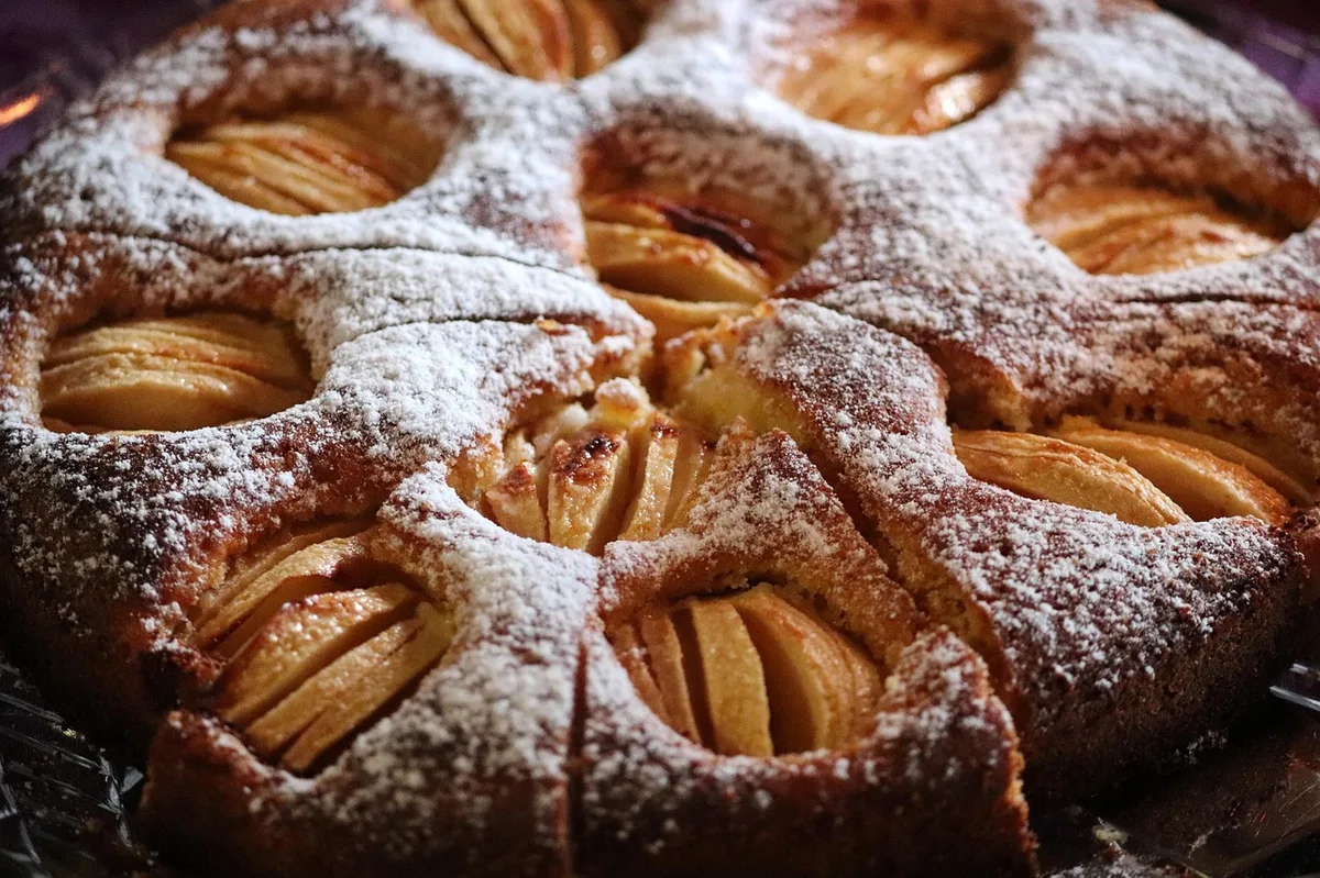 Pão assado fresco na mão, mostrando textura e acabamento de produto de forno