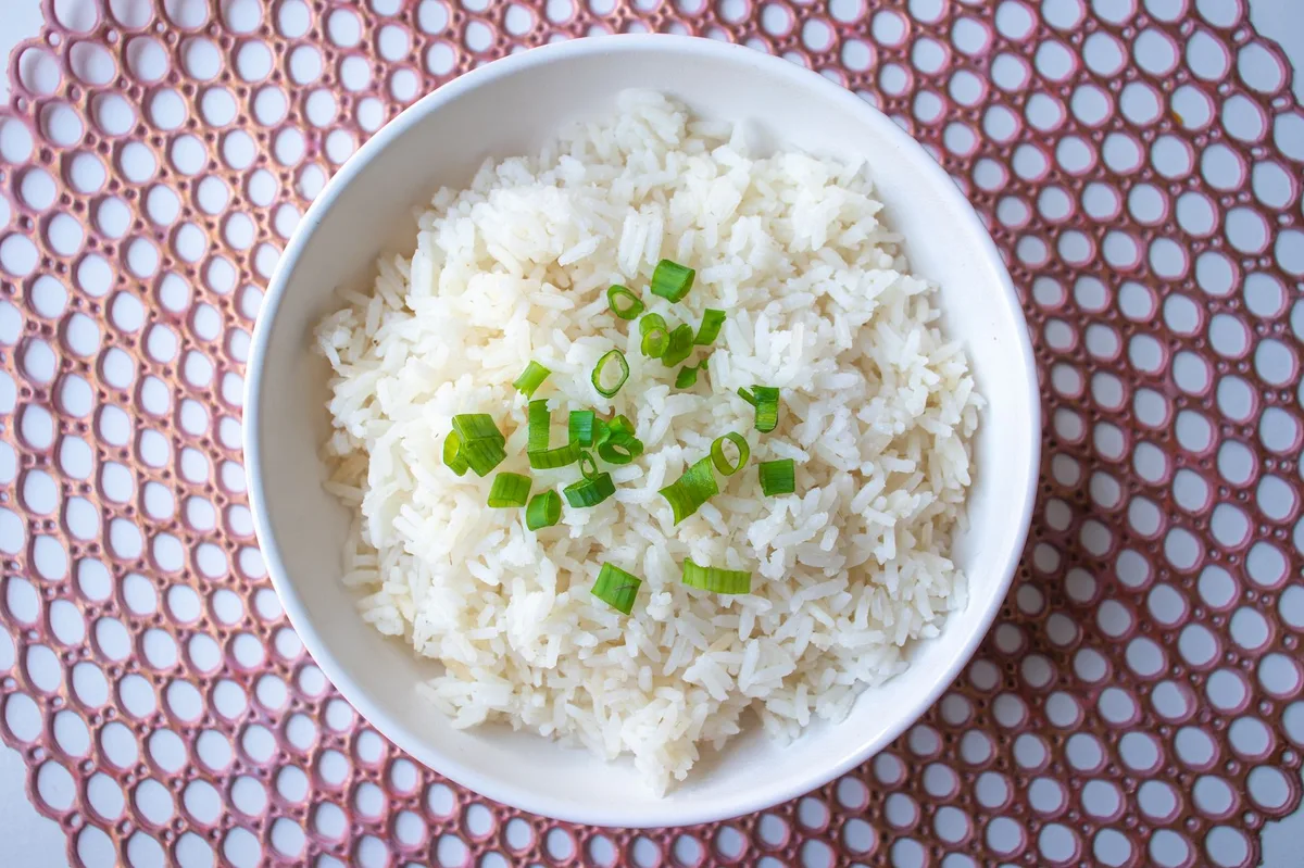 Arroz branco cozido em frigideira sobre a mesa