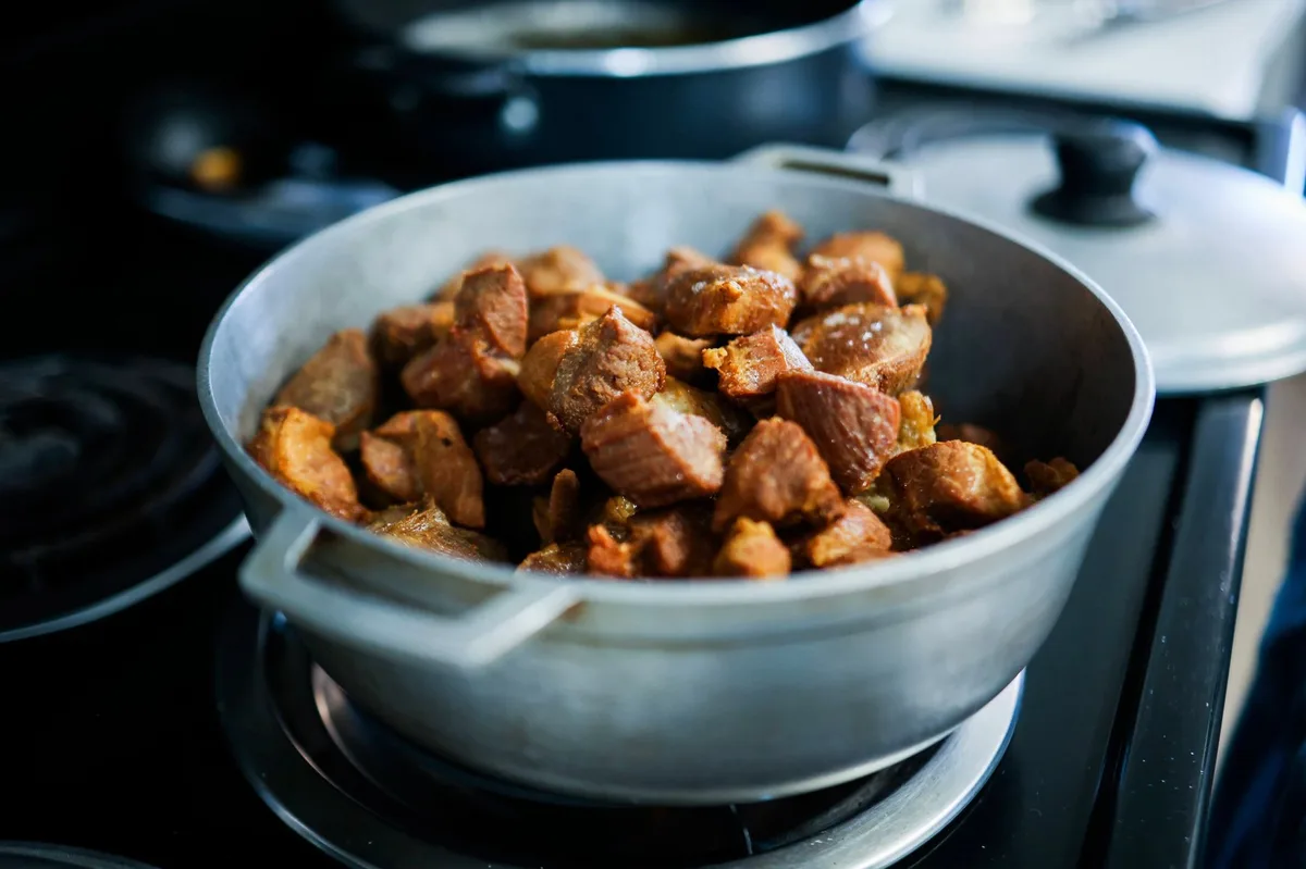 Panela com comida cozida no fogão