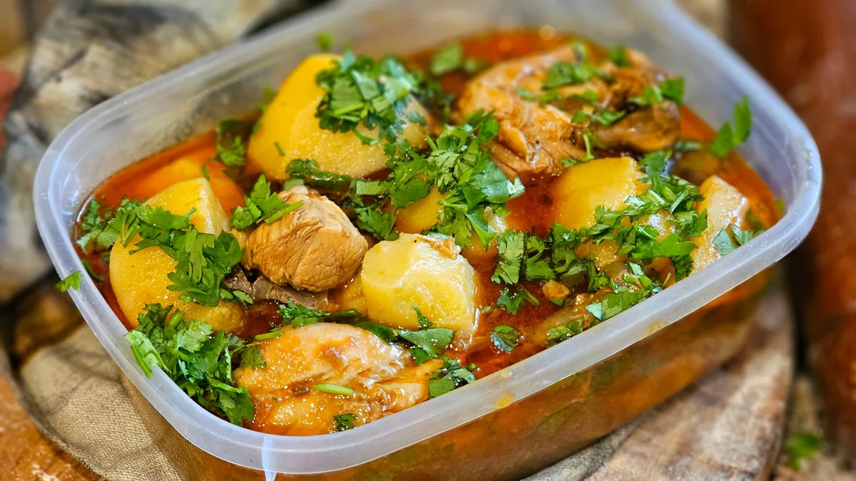Panela com frango cozido pronto para armazenamento