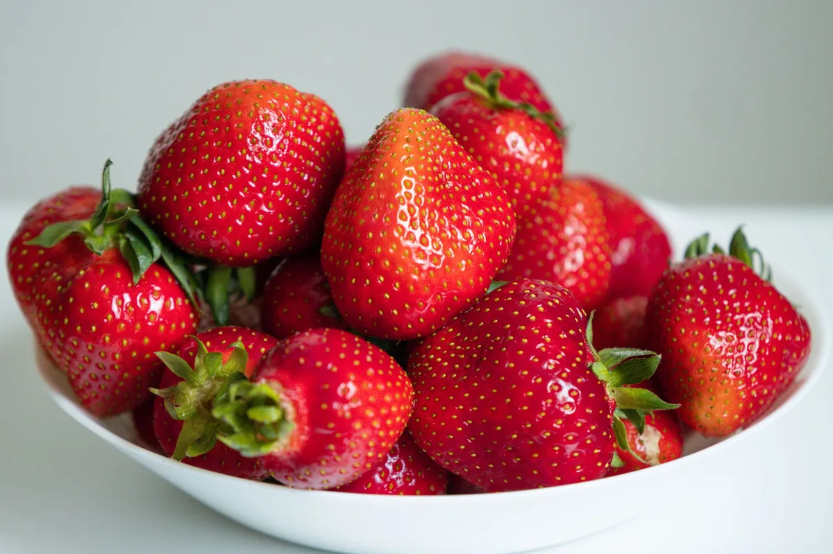 Frutas frescas variadas em banca de feira ao ar livre