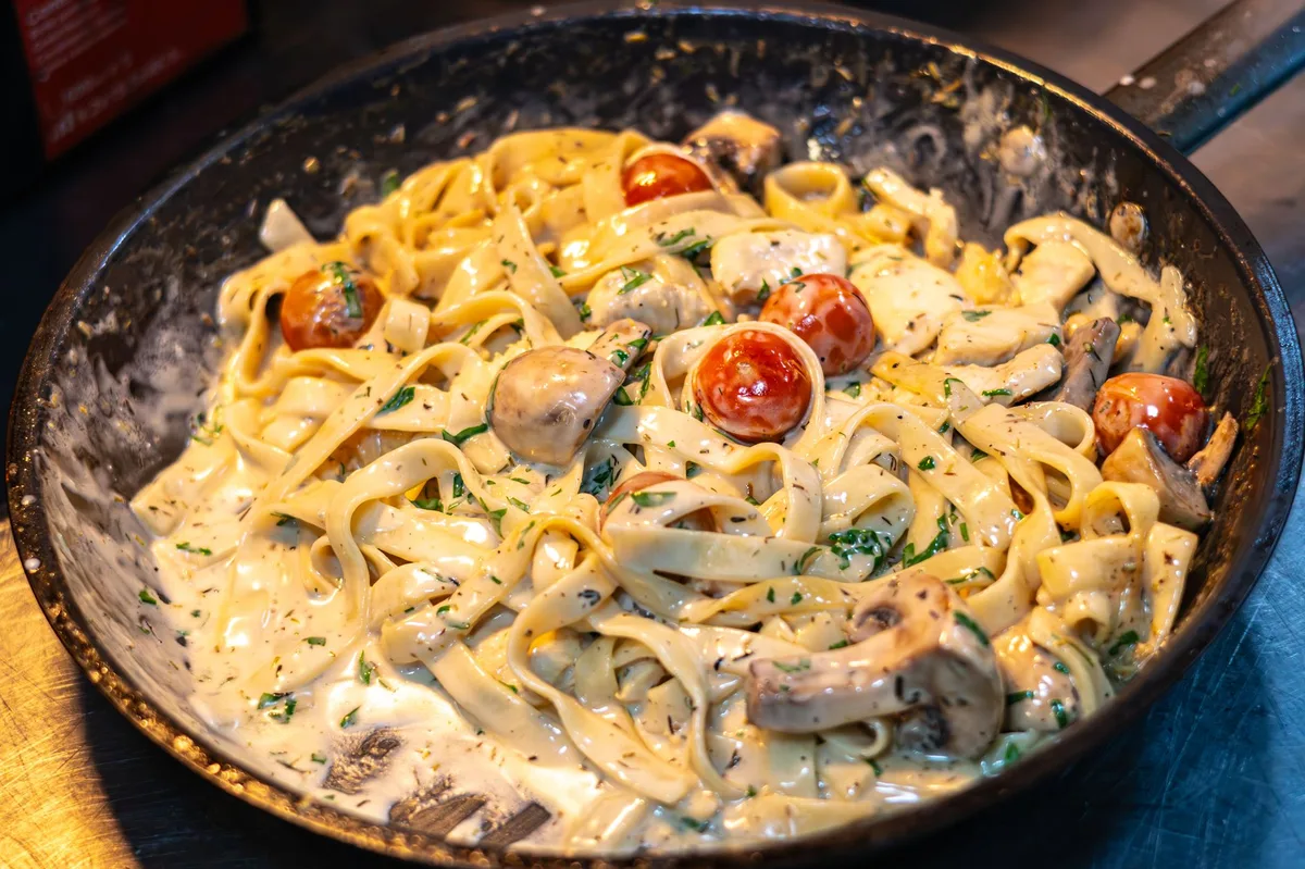 Strogonoff cremoso de frango em frigideira pronta para servir