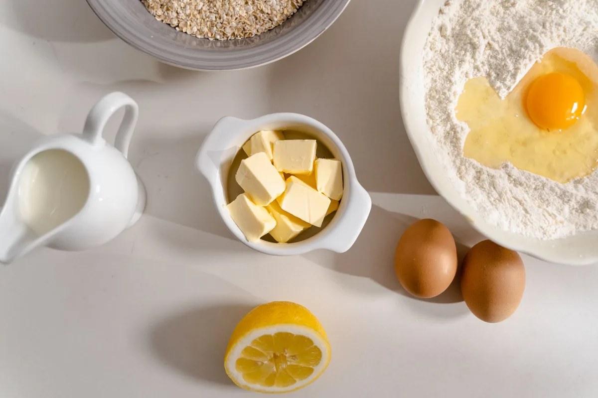 Massa de pão fresca sobre a mesa com ingredientes de panificação ao redor