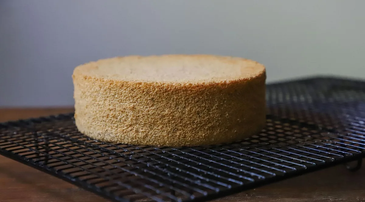 Pão dourado recém-assado, mostrando o resultado de temperatura correta no forno